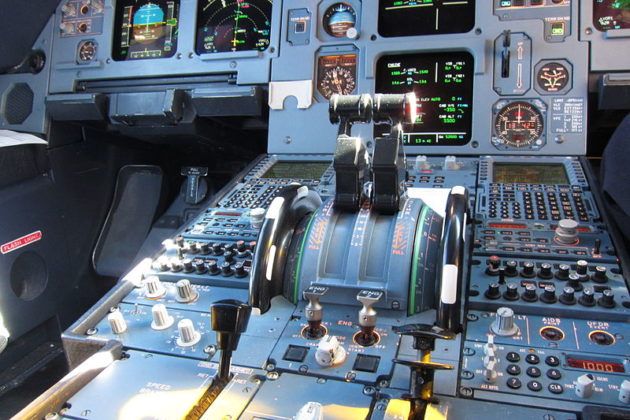 Thrust_levers_of_an_Airbus_A320