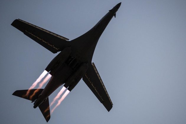 B-1B_Lancer_takes_off_from_Al_Udeid_Air_Base,_Qatar