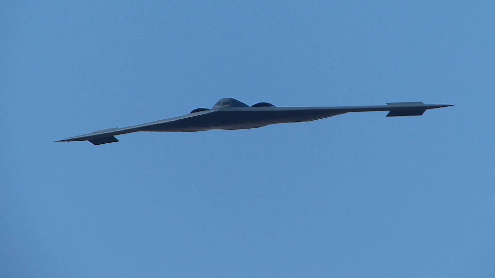 Watch: B-2 Stealth Bomber Flyover 2018 Rose Bowl | Fighter Sweep